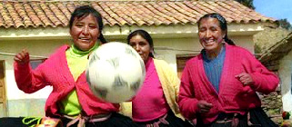 Femmes footballeuses dans les Andes pruviennes